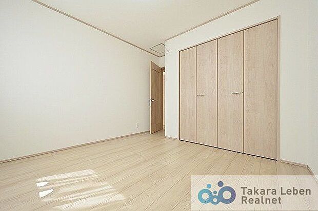 2階洋室6.0帖(中)：各居室収納付きで整理整頓がしっかりできる使い勝手の良い洋室。