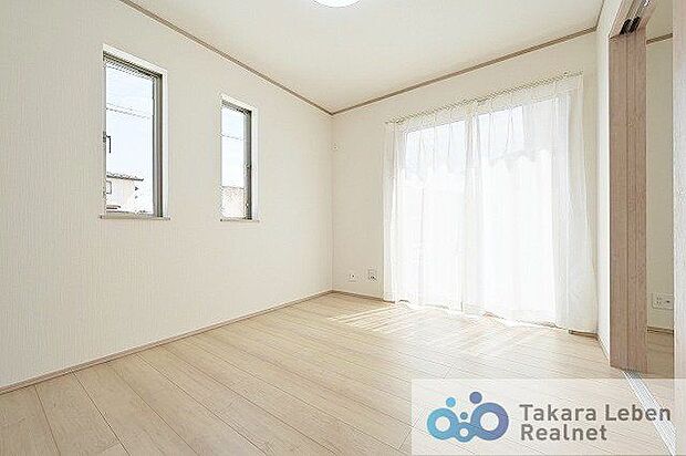 1階洋室5.2帖：大きな窓からは快適な光を取り入れ、居心地の良い空間を演出します。