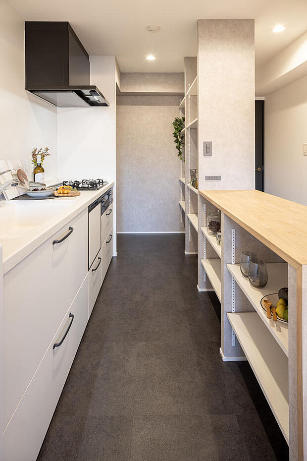 キッチン背面には使いやすいカウンターがあります。キッチン奥には冷蔵庫置場、パントリースペースがありますよ。