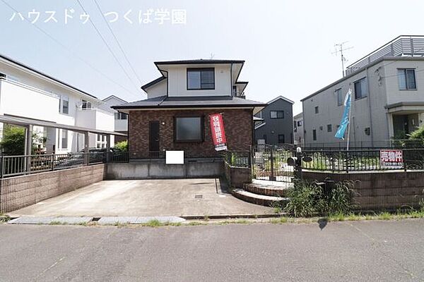 前面道路も広いため、駐車もラクラクです♪