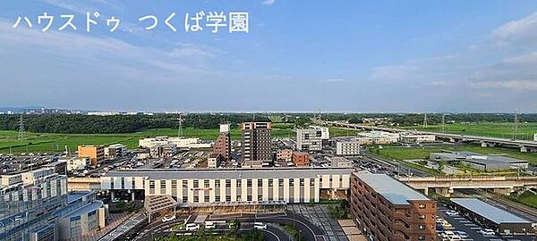 東側バルコニーからの眺望です。万博記念公園駅を見下ろすことができます。