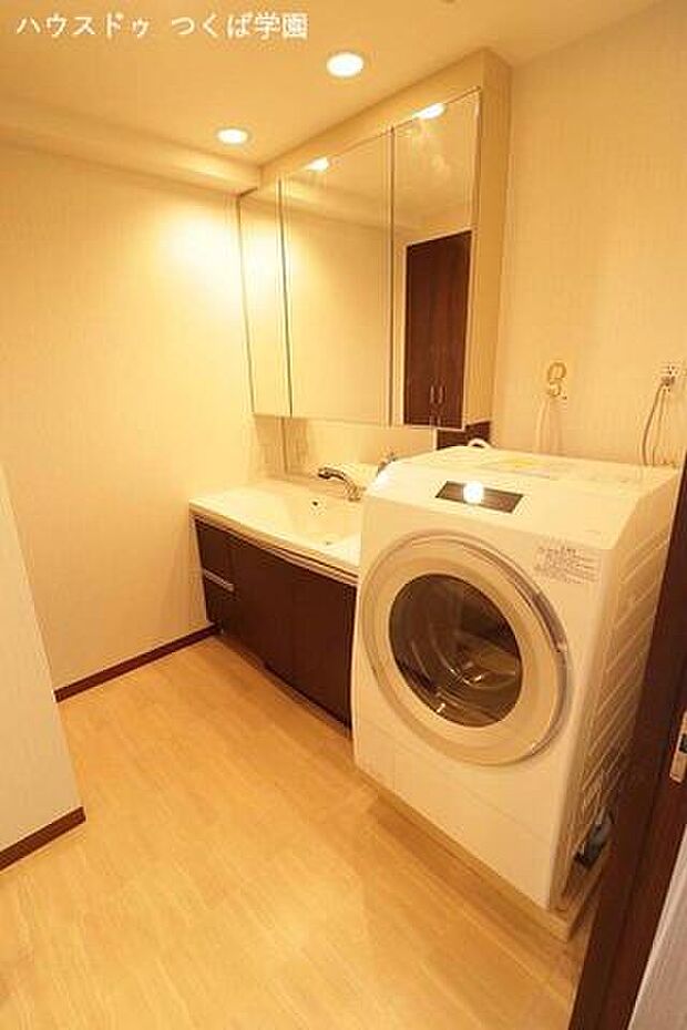 洗面スペースです。（リネン庫付き）ドラム型洗濯機も入る広さです♪