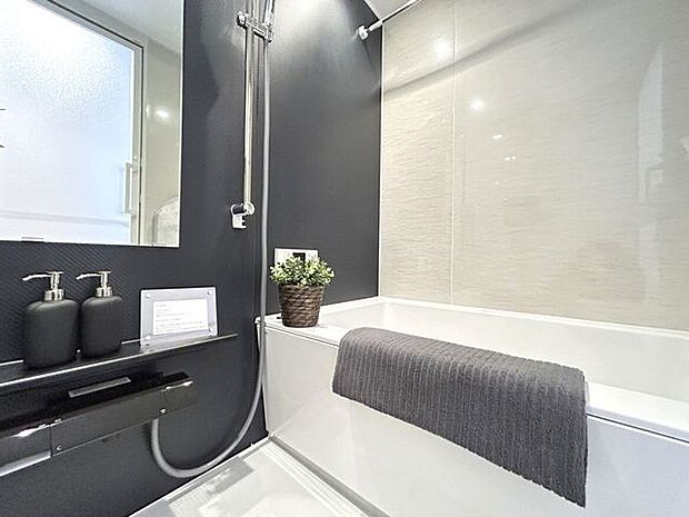 黒の壁紙がシックな浴室となっております♪リラックスしてお風呂に浸かってください！