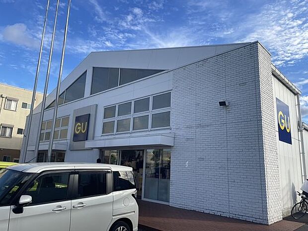 ジーユー(GU)越谷店 1300m