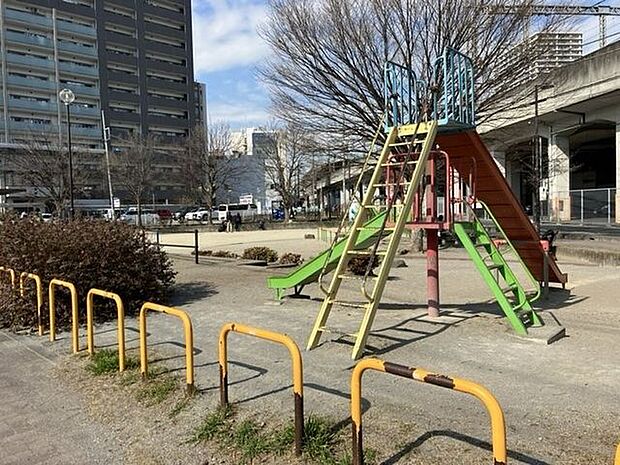 越谷駅西口公園 930m