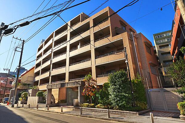 モリモト旧分譲の花房山に建つ邸宅。目黒駅7分、五反田駅13分の便利な立地です。