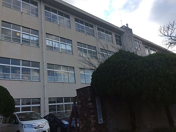 下山門小学校 370m