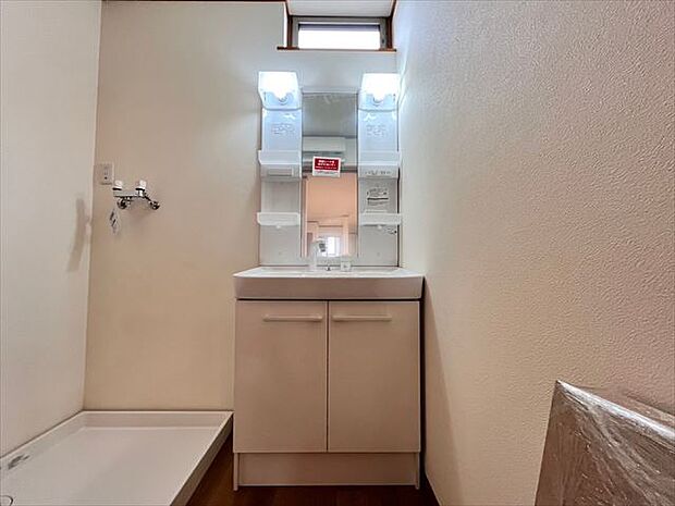 清潔感のあるワイドな洗面台は収納力もあり、いつでもすっきりとした洗面室に