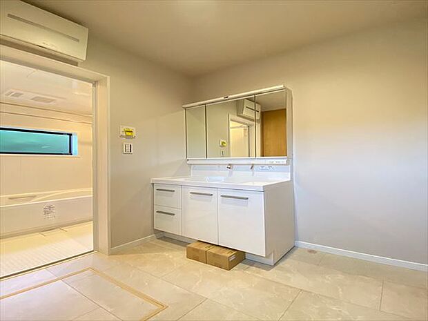 洗面室は、しっかりとしたスペースを確保。ワイドな洗面台は収納力もありいつでもすっきりとした洗面室に。（2024.4.10撮影）