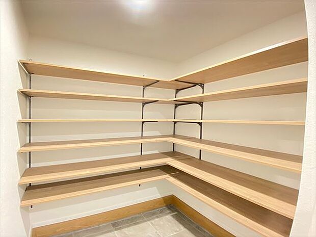 清潔感のある空間を保てるよう、収納スペースを広く設けており、たくさんある靴も収納できますし、玄関をスッキリ綺麗な空間に纏めます。（2024.4.10撮影）
