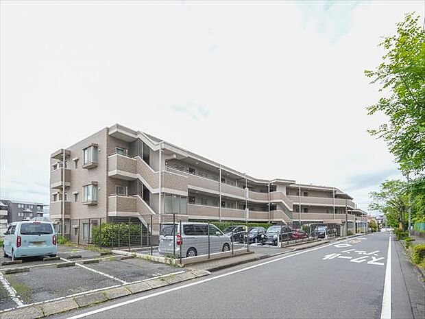 天気の良い空、緑と好相性。そのスマートな佇まいについ足を止めてしまいそうになります。