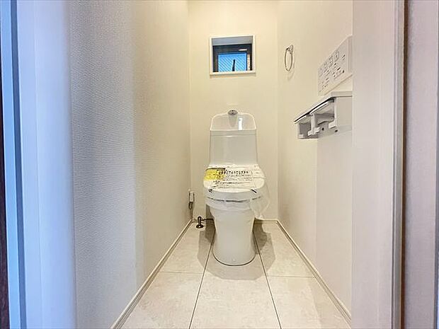 清潔感溢れるトイレ。落ち着いた空間で安らぎのひとときをお過ごしいただけます。（2024.4.25撮影）
