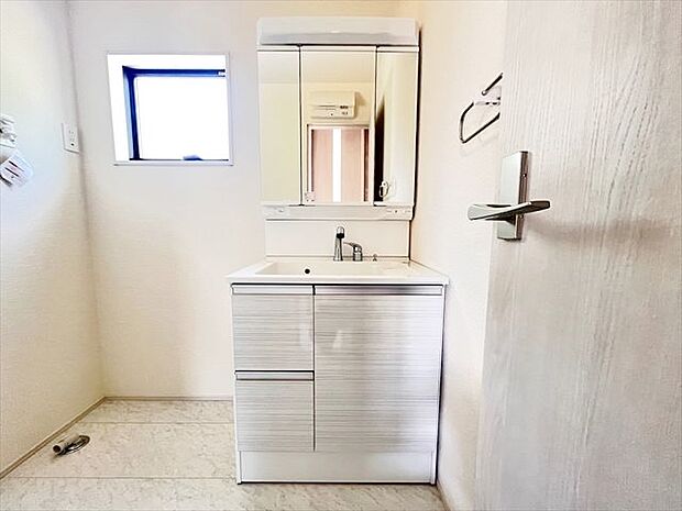 三面鏡の付いた洗面化粧台は、鏡面裏側にも機能的な収納を配置。（2024.5.6撮影）
