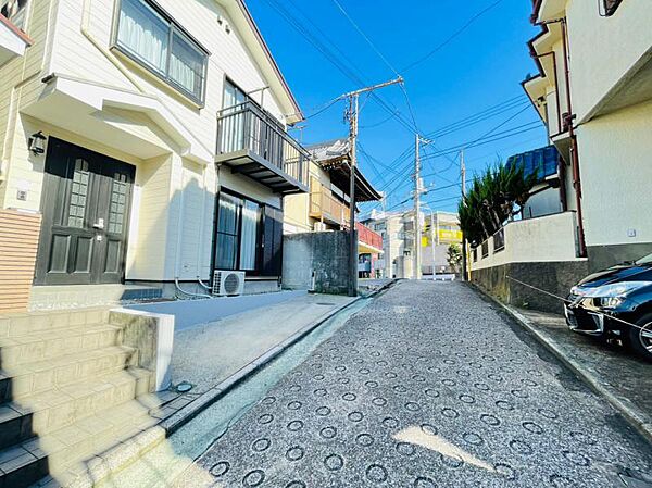 前面道路は車通りの少ない道です。小さなお子様も安心してお過ごしいただけます。（2024.9.5撮影）