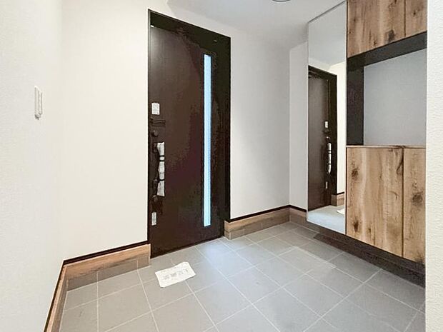 シューズボックスについている鏡は靴を履いた全身を写せるので外出時の最終チェックに最適です。(2025.5.29撮影)