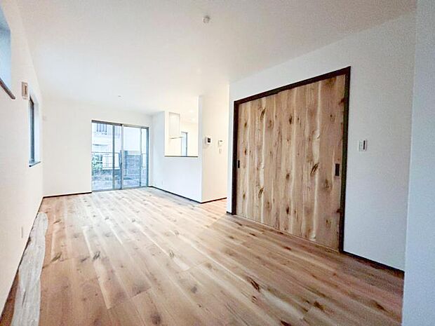 ここにはみんなが集い、食事と楽しい会話が始まる。そんな束の間の幸せを感じさせてくれる場所です。(2025.5.29撮影)