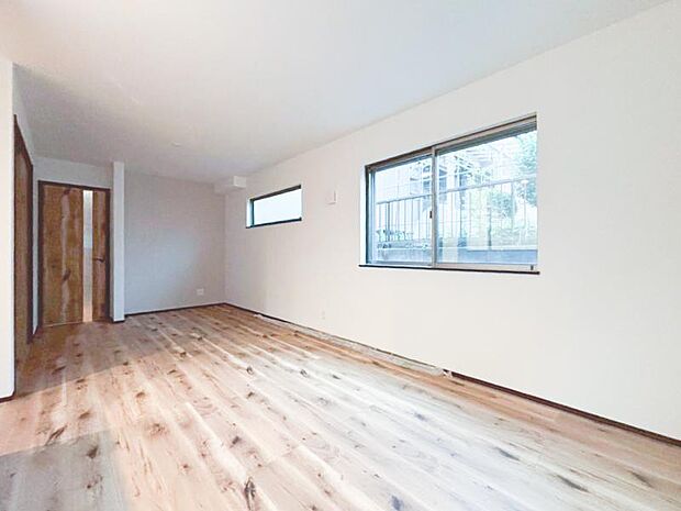 家族が集まるリビングは明るさが取れる設計に。続き間の和室はお子様を遊ばせるスペースとしても重宝します。(2025.5.29撮影)