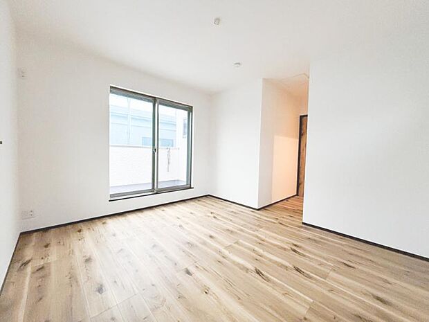 大きな窓からたっぷりと陽光が注がれる明るい空間。一日の疲れをいやしてくれる主寝室。(2025.5.29撮影)