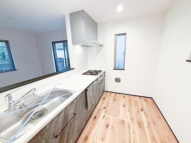 清潔感と和らぎあるカラーで統一し、ゆったりお使い頂ける柔らかな曲線で構成された、半身浴も楽しめるバスタブが心地よさをもたらします。(2025.5.29撮影)