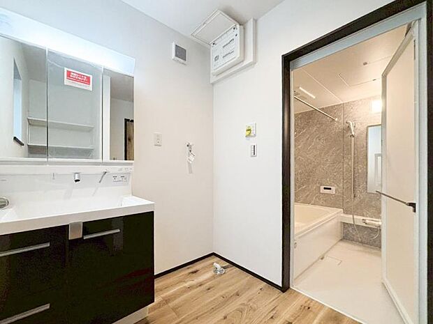 三面鏡の付いた洗面化粧台は、鏡面裏側にも機能的な収納を配置。普段使いの洗面小物やスキンケア用品などが衛生的に保管できます。(2025.5.29撮影)