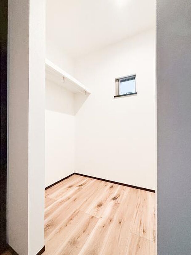 たくさんの洋服をかけることができる収納力と取り出しやすさが魅力のウォークインクローゼット。普段使わない家電やスーツケース、ストック品など何でも片付く嬉しい空間です。(2025.5.29撮影)