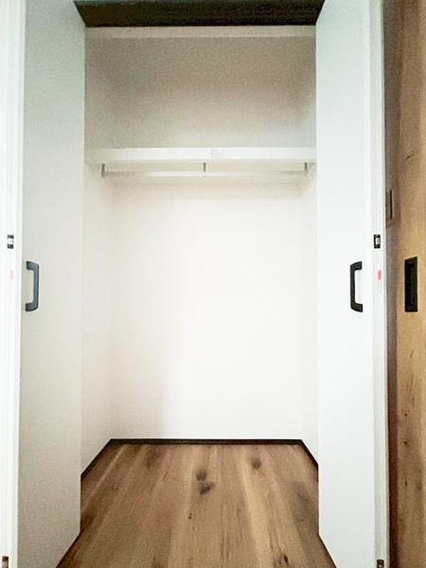 クローゼットには棚やハンガーパイプが付いており、スーツや上着などがスッキリ収納可能です。(2025.5.29撮影)