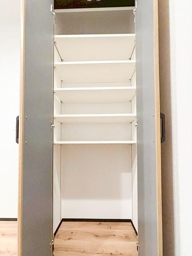 パントリーには、食品や飲料のほか、日常使う頻度の少ない調理器具や什器類をストックできます。(2025.5.29撮影)