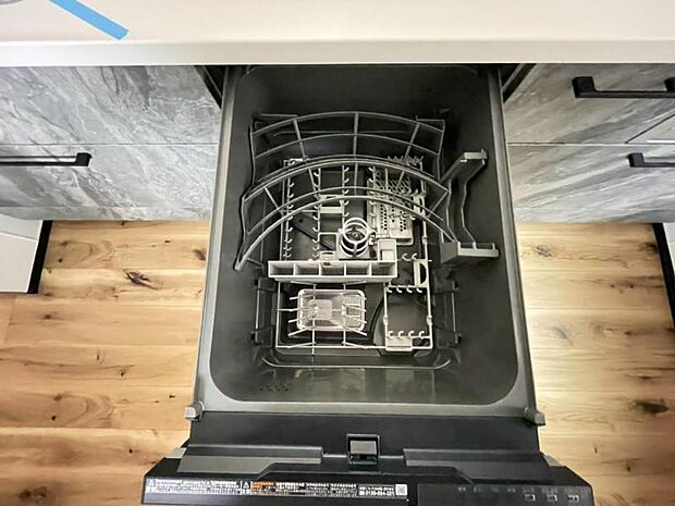 食器洗浄乾燥機 食器の後片付けに便利な食器洗浄乾燥機を標準装備。ビルトインタイプなので見た目もスッキリ、特に共働き世帯のご家族には必須品です。