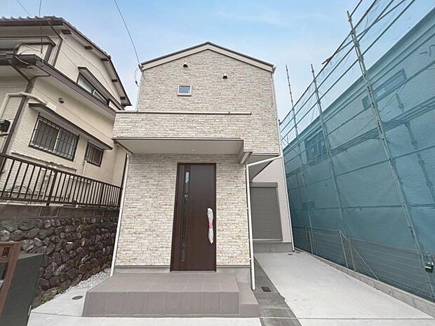 街に溶けこみ美しい景観を生み出すこの邸宅は、採光や風通しまで考え抜いて造りあげました。(2025.5.29撮影)