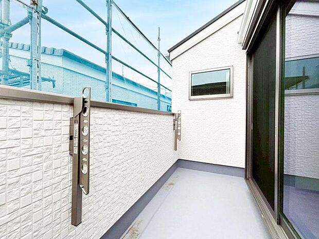 陽の光に照らされるバルコニーを、爽やかな涼風が吹き抜けていきます。(2025.5.29撮影)