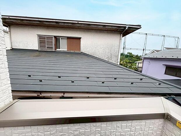 風の通り道。舞い込んでくる風が優しく躍り、室内に爽やかな空気を運んでくる。そこに季節の息吹を感じて、いまがどんな季節なのかを実感する。(2025.5.29撮影)