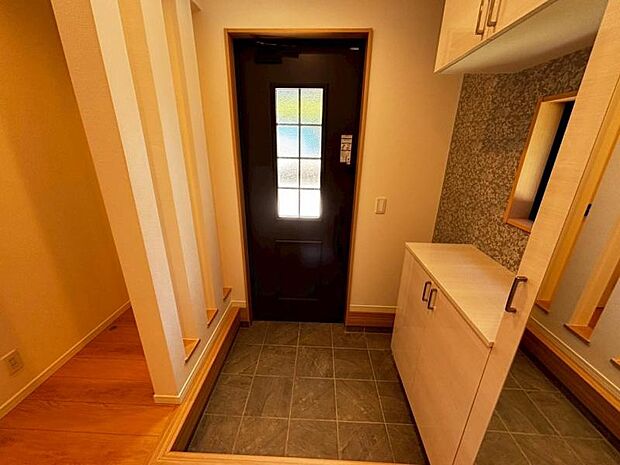 高いデザイン性を持つ玄関は、安らぎに満ちた生活空間を予感させてくれます。（2025.7.25撮影）