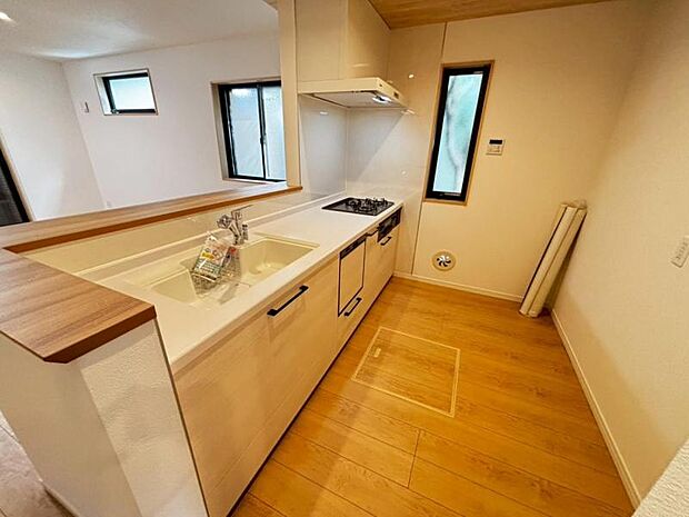 広々としたキッチンスペース。食洗機と浄水器が付き、収納力のあるキッチンは料理が捗ります。（2025.7.25撮影）