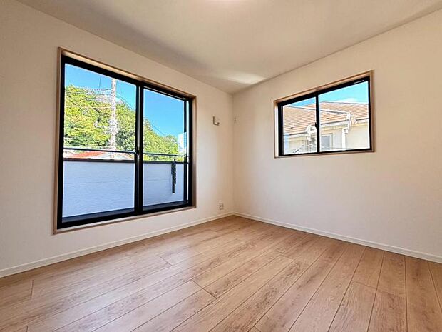 大きな窓からたっぷりと陽光が注がれる明るい空間。一日の疲れをいやしてくれる主寝室。（2025.7.25撮影）