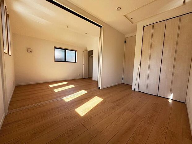 窓からたっぷりと陽光が注がれる明るい空間。家族の成長に対応できる永住仕様の間取りです。（2025.7.25撮影）