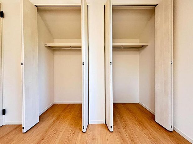 クローゼットには棚やハンガーパイプが付いており、スーツや上着などがスッキリ収納可能です。（2025.7.25撮影）