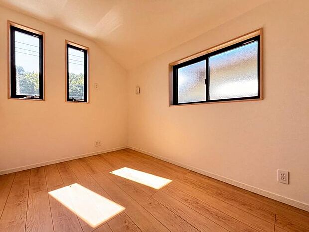 窓からたっぷりと陽光が注がれる、明るく快適なプライベート空間となっています。（2025.7.25撮影）