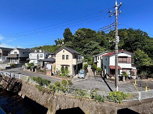 青いキャンパスに描かれた未来。この街に移り住み、この街で過ごす私たちの未来は、きっとこの雲のようにいろいろな形の幸せへと変わり、溢れるほど運んで来てくれることでしょう。（2025.7.25撮影）