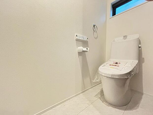 清潔感溢れるトイレ。落ち着いた空間で安らぎのひとときをお過ごしいただけます。（2025.6.1撮影）