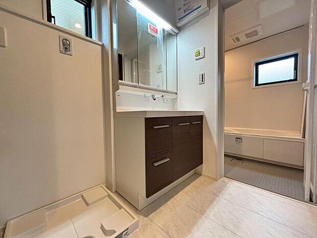 三面鏡の付いた洗面化粧台は、鏡面裏側にも機能的な収納を配置。普段使いの洗面小物やスキンケア用品などが衛生的に保管できます。（2025.6.1撮影）