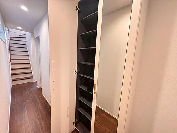 シューズボックスについている鏡は靴を履いた全身を写せるので外出時の最終チェックに最適です。（2025.9.19撮影）