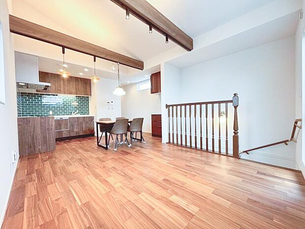 開放感溢れる折上天井。明るさと風が入る窓配置が安らげる空間を演出します。（2025.9.19撮影）