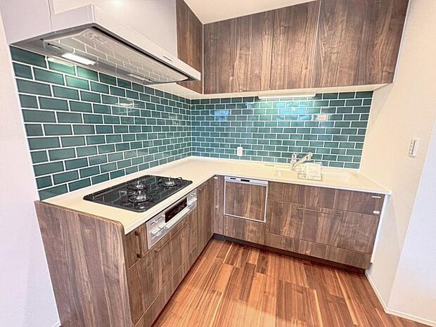 吊り戸棚付きL型キッチンは、家族の気配を感じつつも集中してお料理ができる空間。食洗機と浄水器が効率よくお料理をサポート。（2025.9.19撮影）