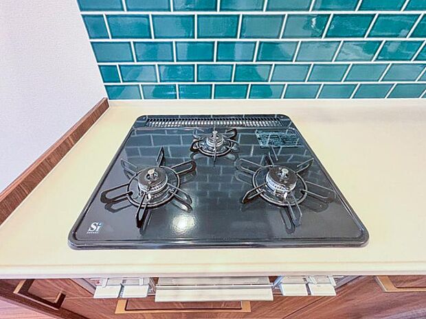 料理の幅を拡げてくれる三口コンロの使いやすいシステムキッチンを採用。（2025.9.19撮影）