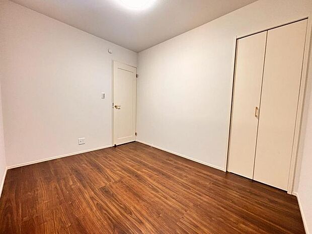 一日の疲れをいやしてくれる主寝室。時を忘れて過ごす場所として過ごせるお部屋です。（2025.9.19撮影）