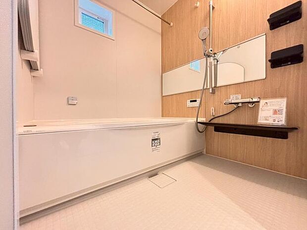 1日の疲れを癒し、快適に過ごして頂くためにゆったりサイズのバスタブを用意しました。浴室乾燥機付きで雨の日の洗濯も可能です。（2025.9.19撮影）