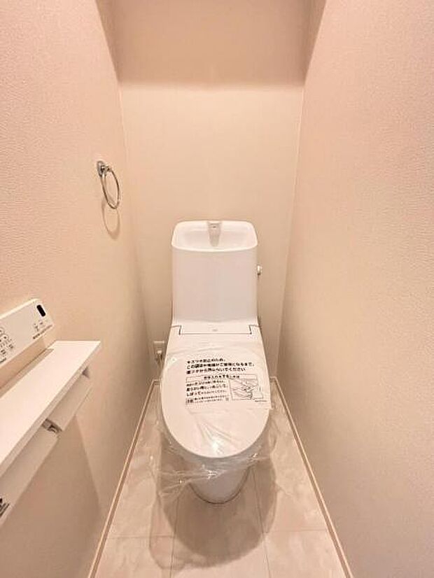 ウォシュレット付きのトイレ。落ち着いた空間で安らぎのひとときをお過ごしいただけます。（2025.9.19撮影）