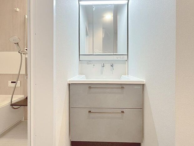 三面鏡の付いた洗面化粧台は、鏡面裏側にも機能的な収納を配置。普段使いの洗面小物やスキンケア用品などが衛生的に保管できます。（2025.9.19撮影）