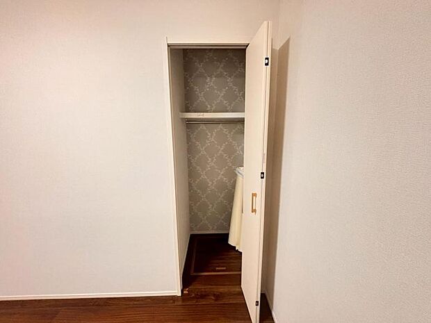 クローゼットには棚やハンガーパイプが付いており、スーツや上着などがスッキリ収納可能です。（2025.9.19撮影）