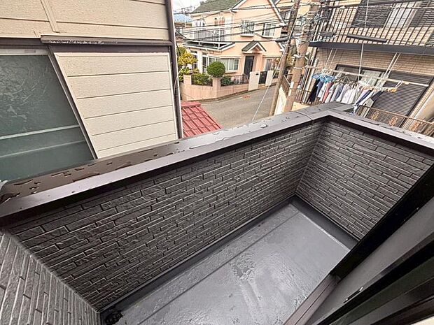 風の通り道。舞い込んでくる風が優しく躍り、室内に爽やかな空気を運んでくる。そこに季節の息吹を感じて、いまがどんな季節なのかを実感する。（2025.9.19撮影）